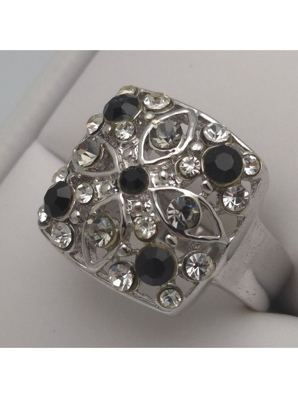✨2/$10✨ Silver and Black Gemstone Ring Size 8